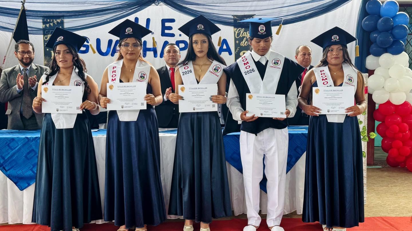 Nuevos bachilleres de la Unidad Educativa Guachapala con sus títulos
