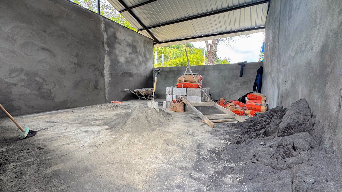 Avance de la parte interna de la bodega en la Unidad Educativa Guachapala