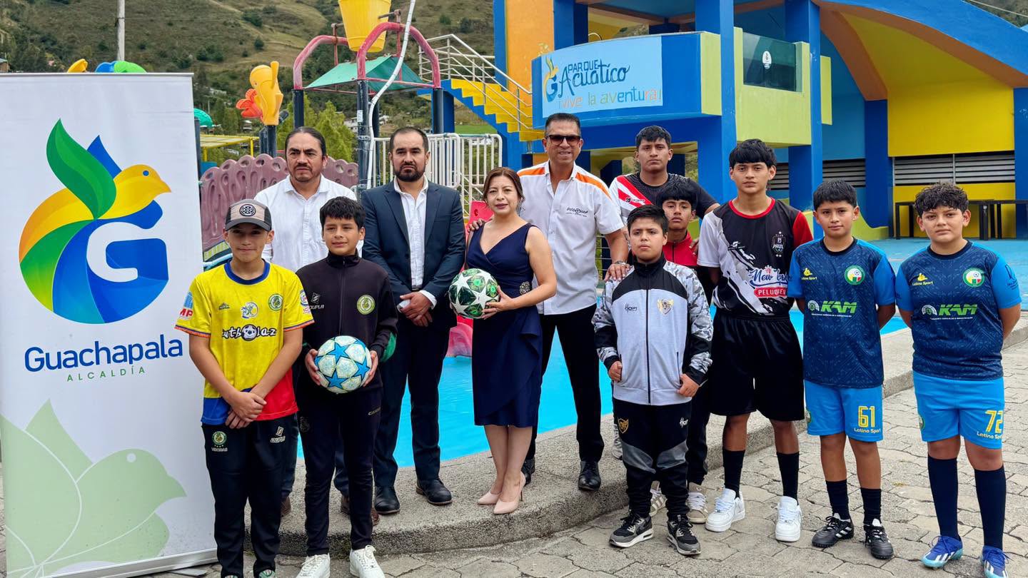 Autoridades, organizadores y equipos participantes en El Azuay Vive Fútbol 2026