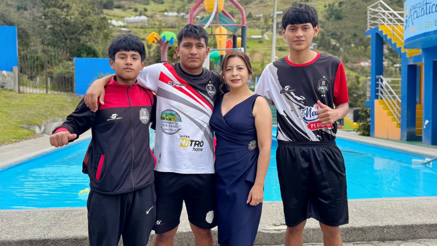 La alcaldesa subrogante Carmita Pesántez junto a niños participantes del torneo