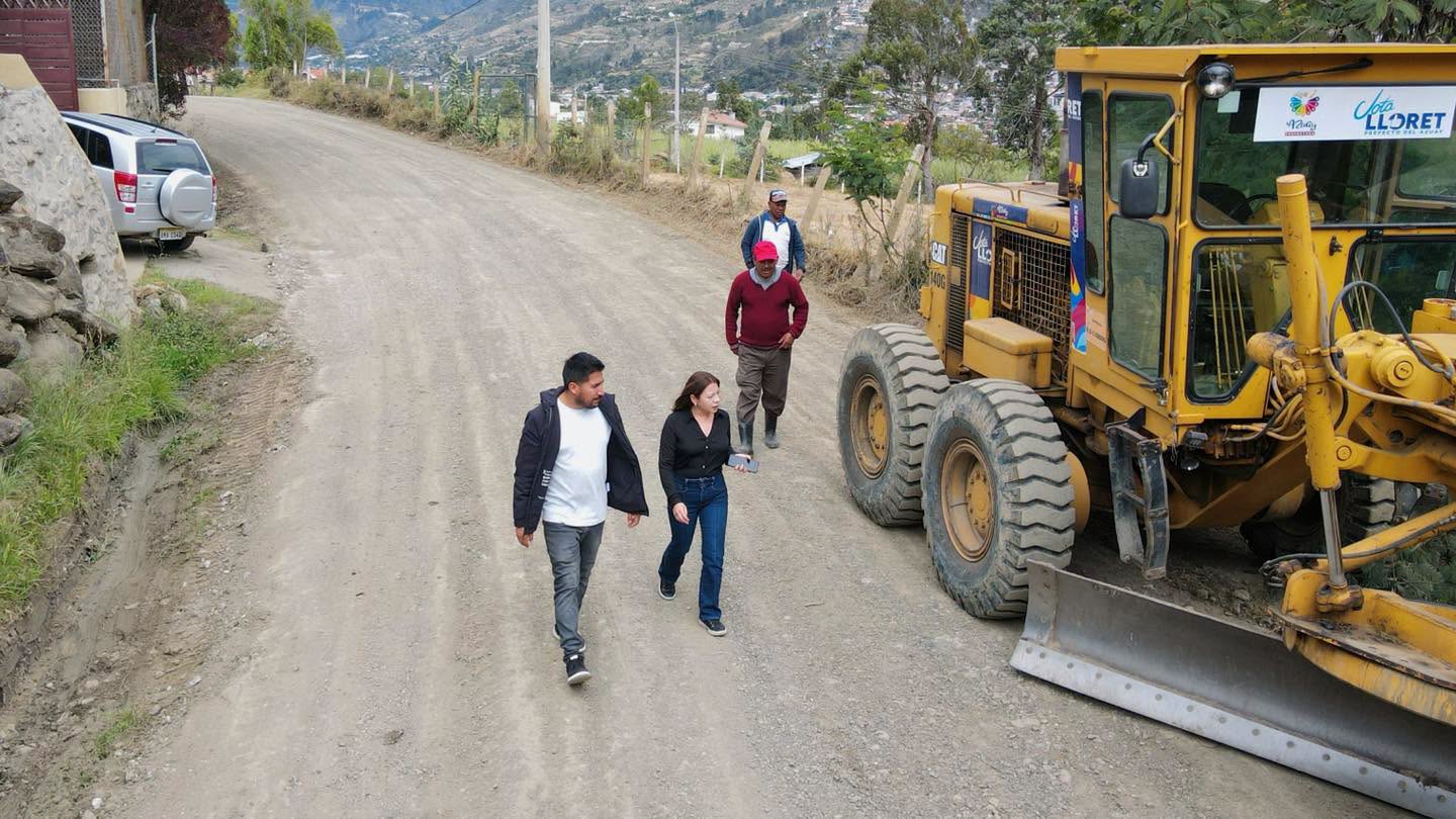 La alcaldesa subrogante Carmita Pesántez durante el recorrido por la vía Chicty–Parig
