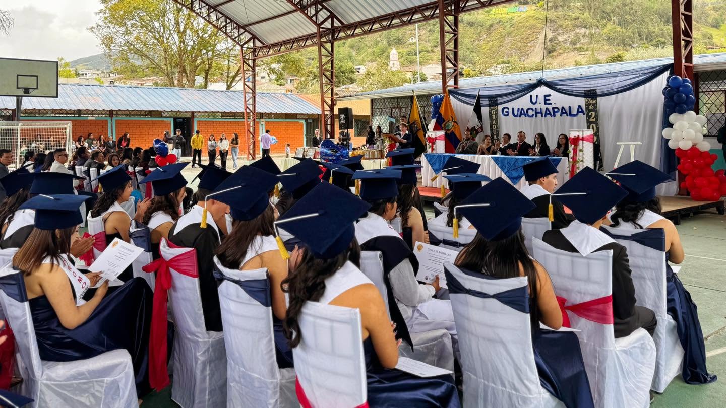 Acto de graduación de los estudiantes de la Unidad Educativa Guachapala