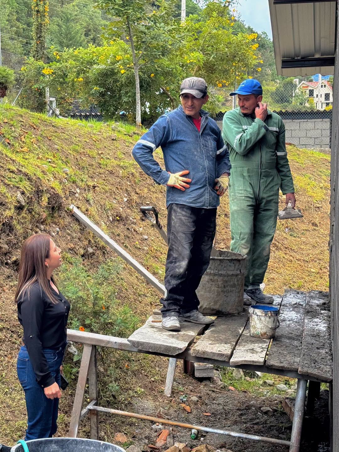La alcaldesa subrogante Carmita Pesántez junto a los trabajadores de la obra