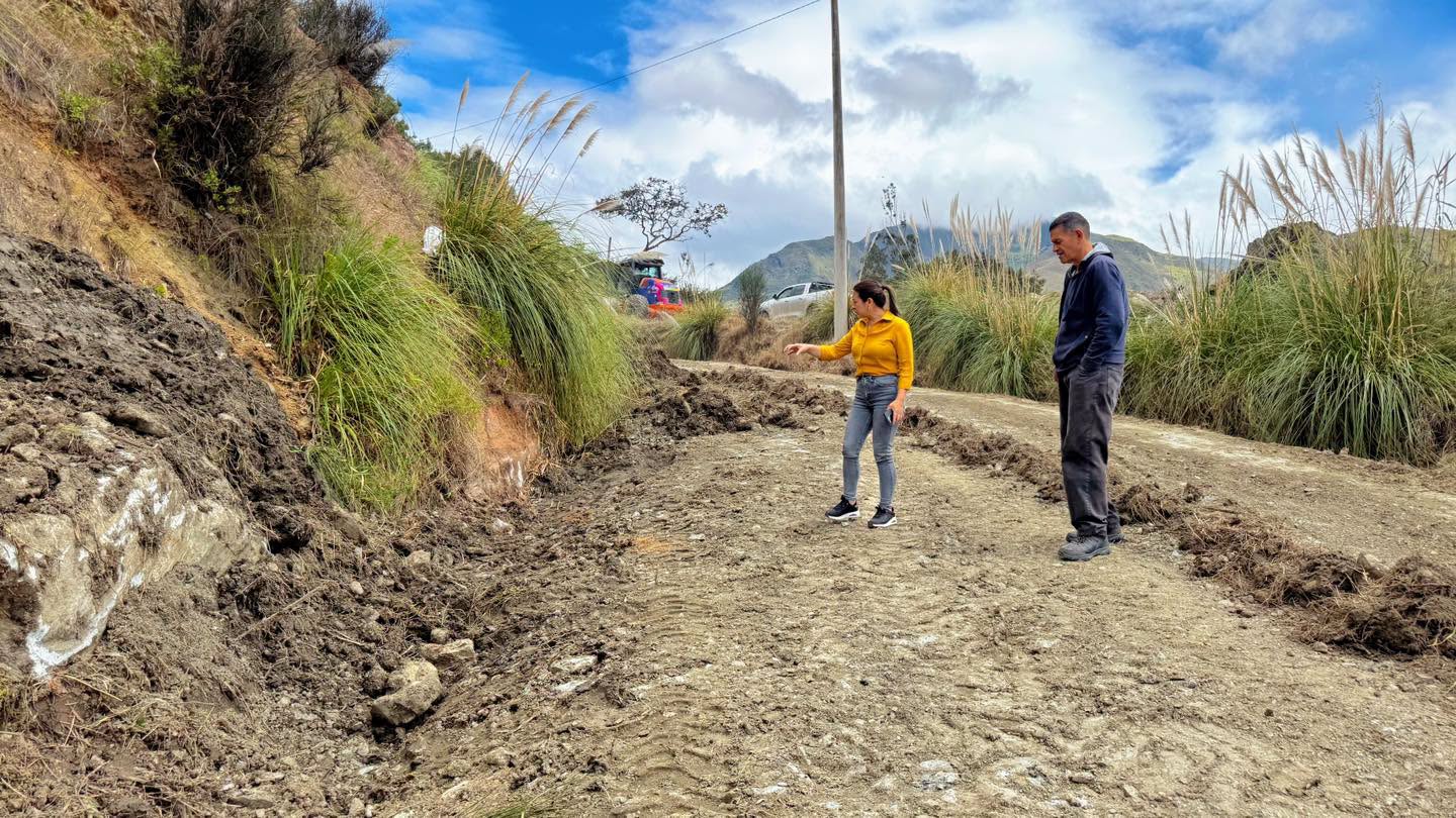 Alcaldesa subrogante Carmita Pesántez dialogando con un morador durante el recorrido territorial