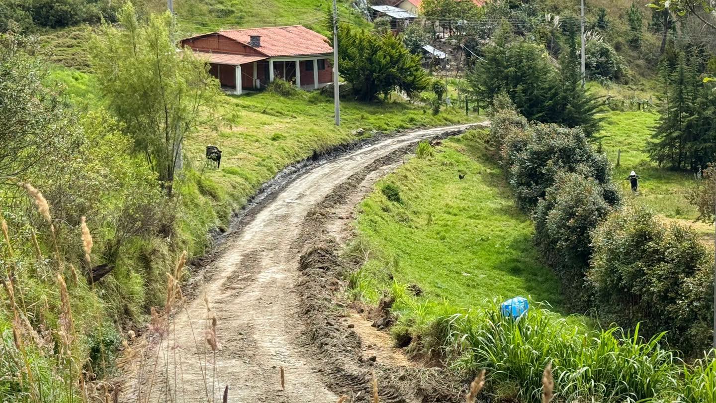 Trabajos de mantenimiento vial en la comunidad Tres de Mayo