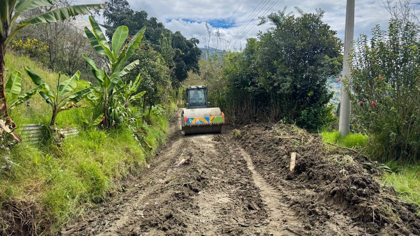 Rodillo compactador trabajando en la vía de la comunidad Tres de Mayo