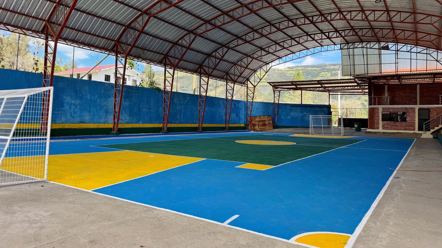 Vista general de la cancha de uso múltiple reacondicionada en la comunidad de Guasag