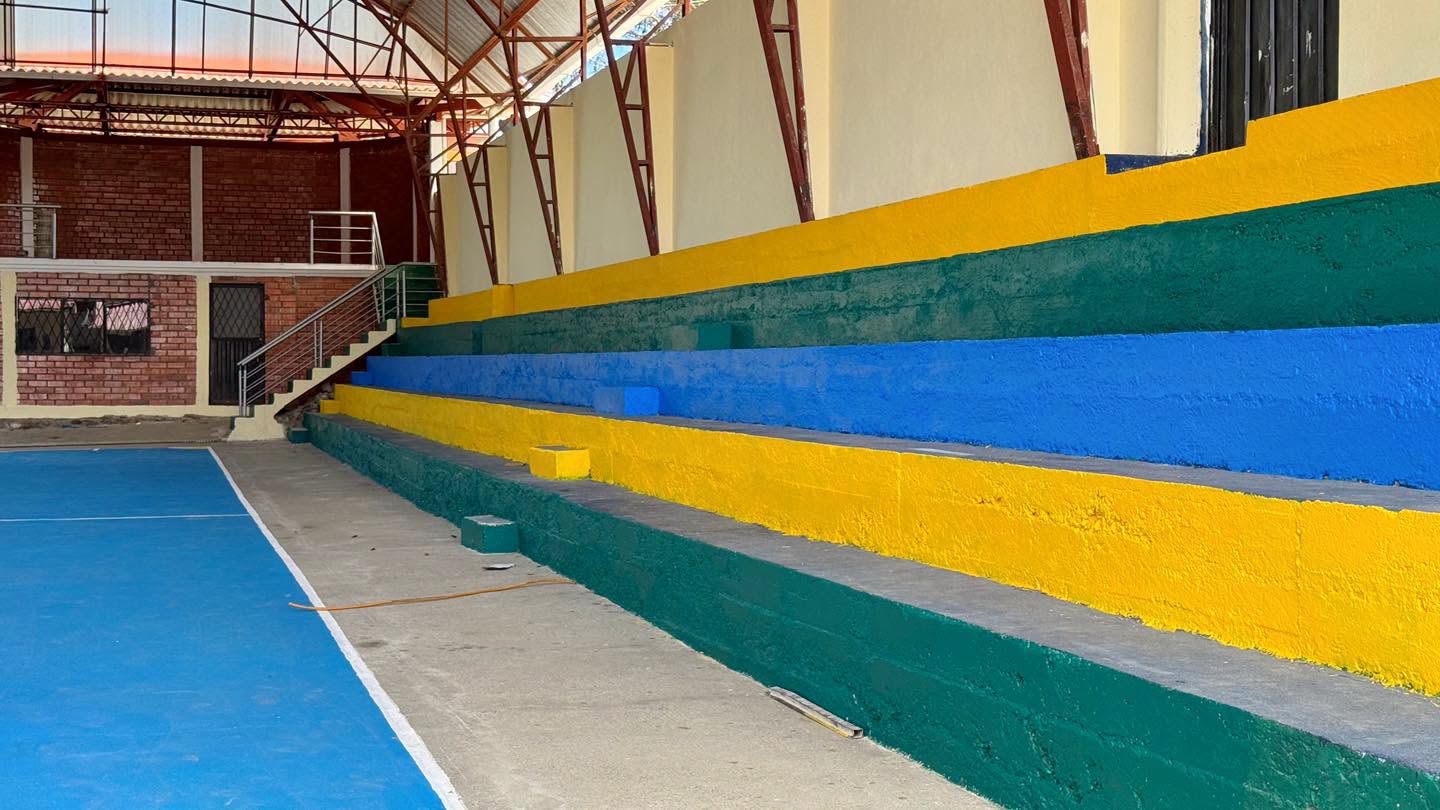 Graderíos pintados y reacondicionados en la cancha de Guasag