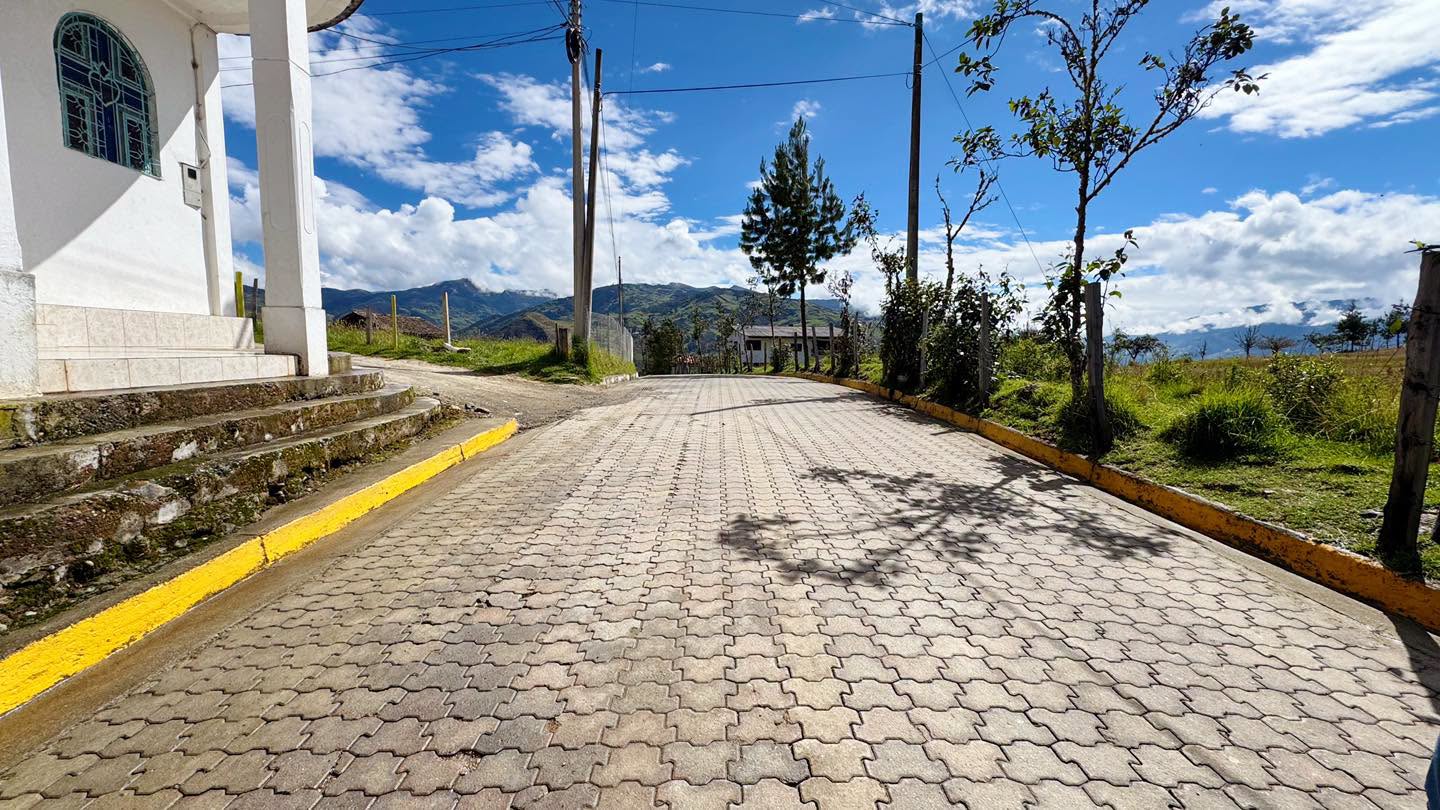 Vista de la calle limpia después de los trabajos realizados en Guasag