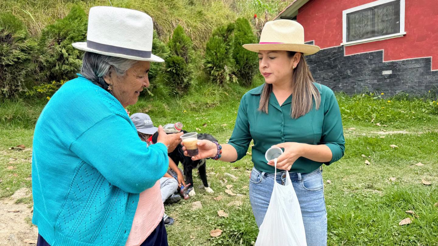 Alcaldesa subrogante Carmita Pesántez compartiendo con un morador de la comunidad Tres de Mayo
