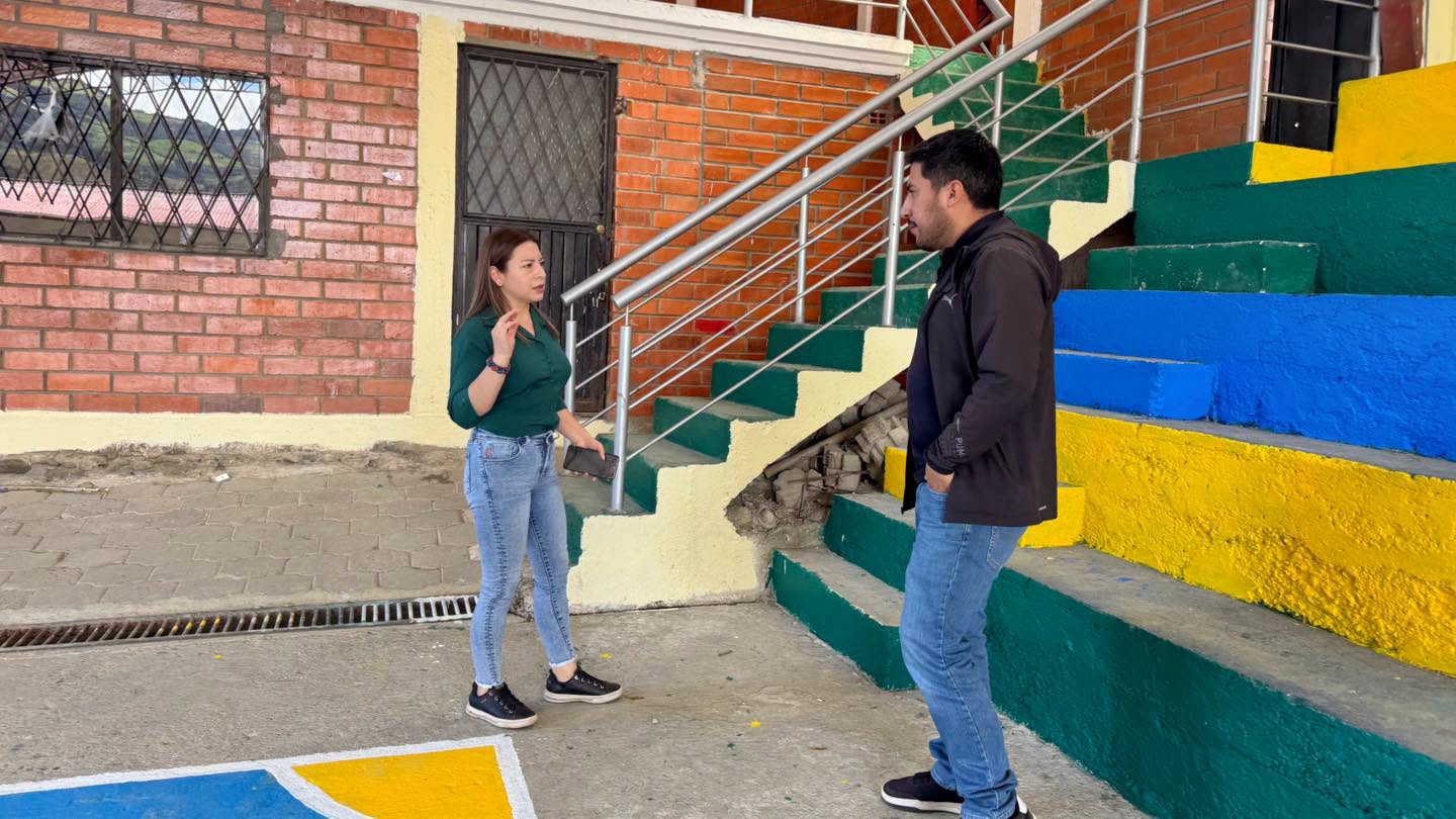 Alcaldesa subrogante Carmita Pesántez junto al ingeniero de Obras Públicas durante el recorrido en Guasag