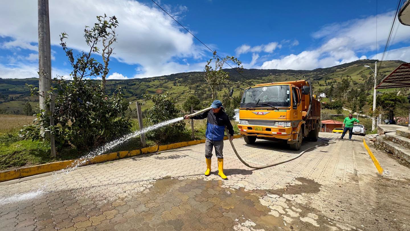 Trabajos de limpieza en la calle y exteriores de la iglesia de Guasag