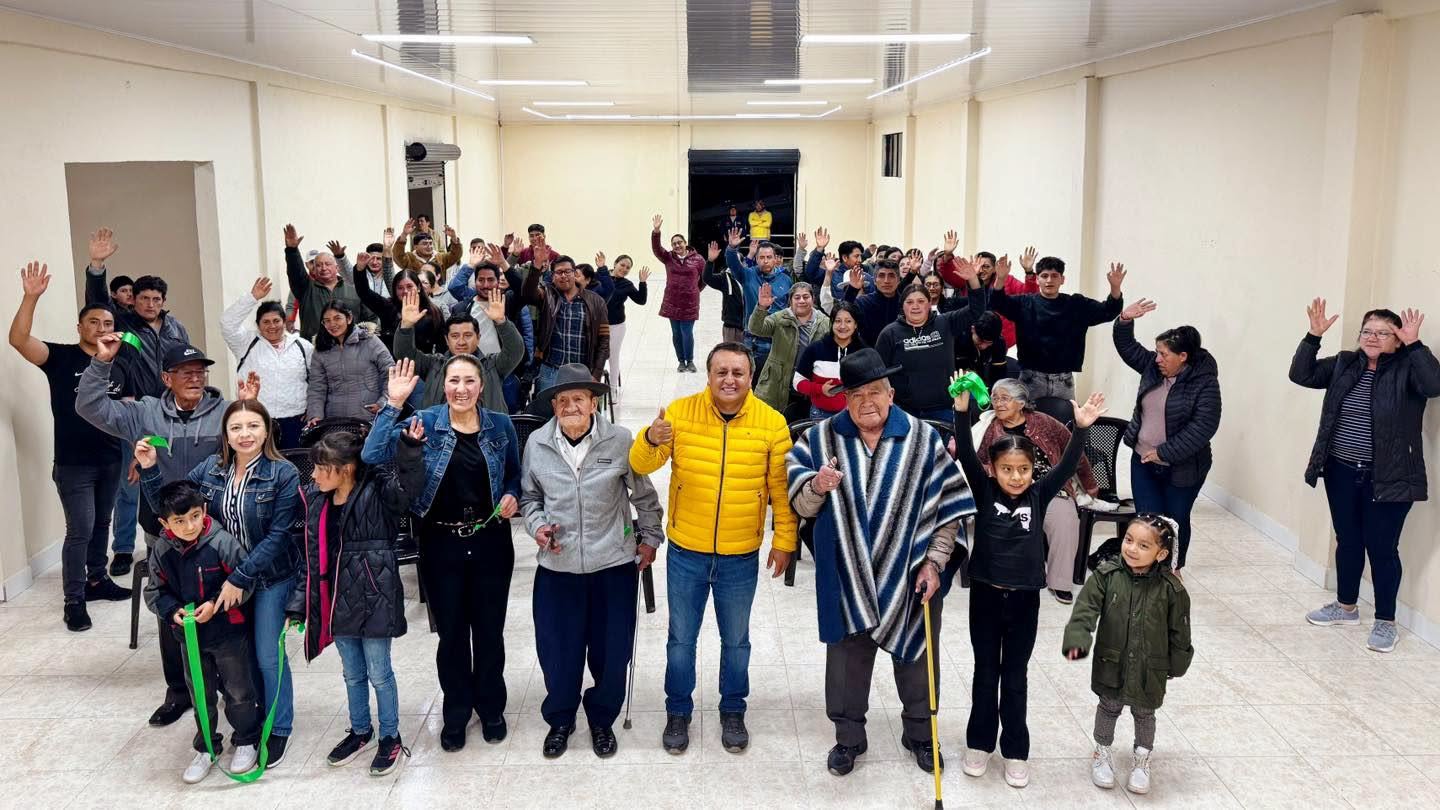 Paulo Cantos Cañizares junto a la comunidad de Agllán durante la entrega oficial de la Casa Comunal