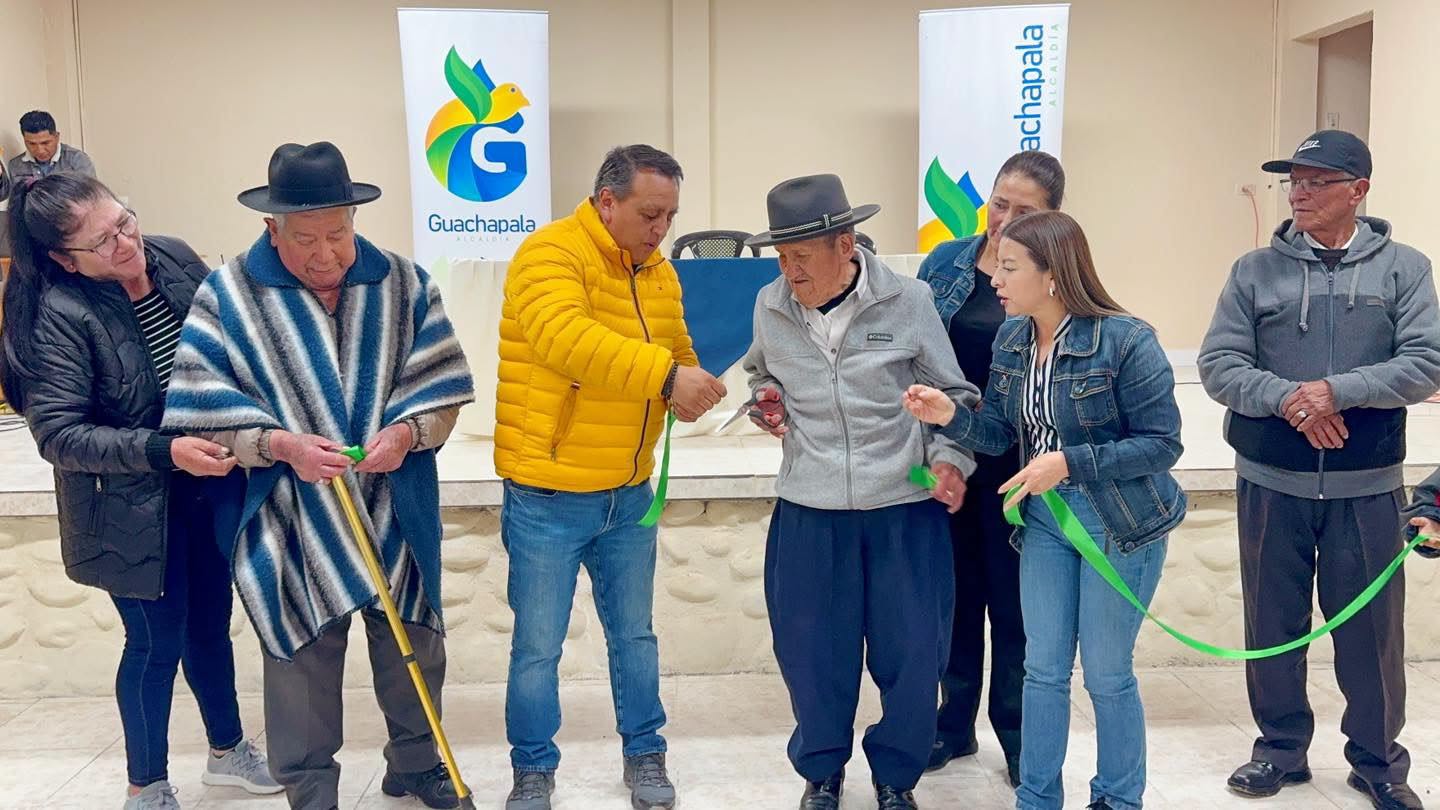 Corte de cinta durante la inauguración de la Casa Comunal de Agllán