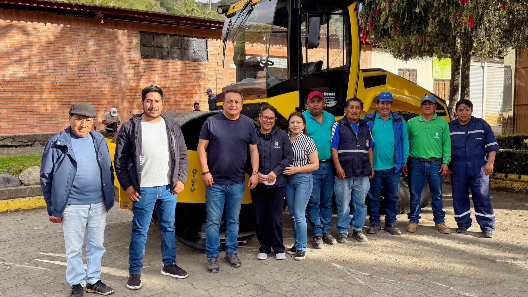 Paulo Cantos Cañizares junto a funcionarios durante el recibimiento del nuevo rodillo compactador