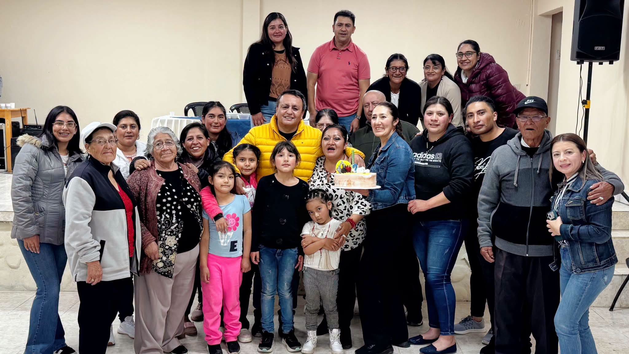 Paulo Cantos Cañizares compartiendo con la comunidad de Agllán un momento especial por la proximidad de su cumpleaños