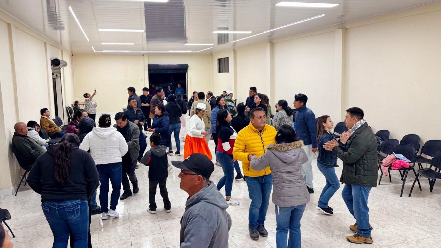 Comunidad de Agllán celebrando con danza y alegría la inauguración de la Casa Comunal