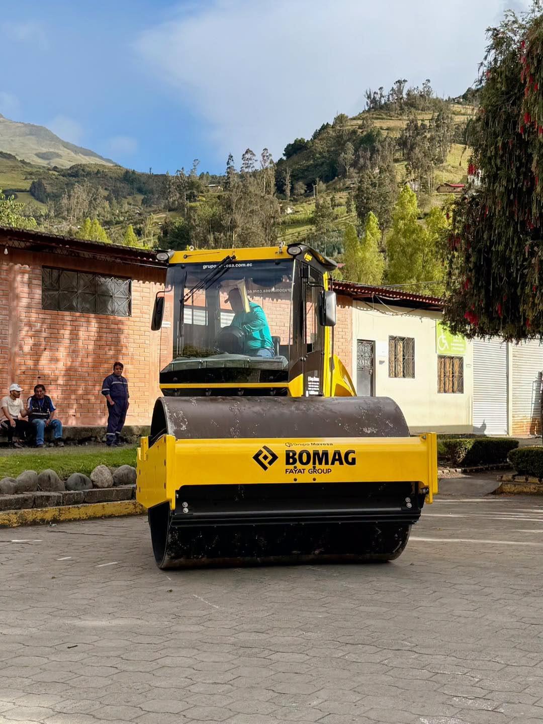 Vista frontal del rodillo compactador incorporado al parque automotor de Guachapala