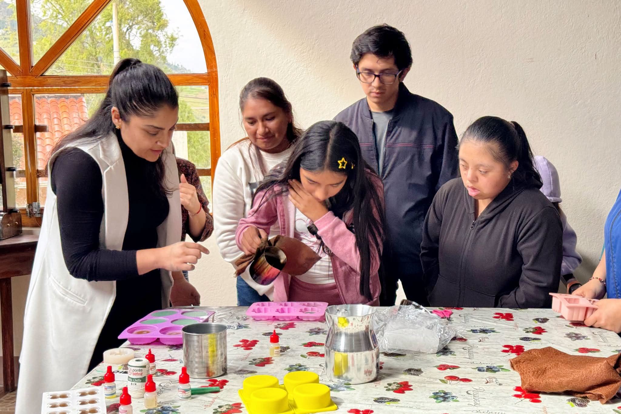 Capacitadora durante el taller de elaboración de velas