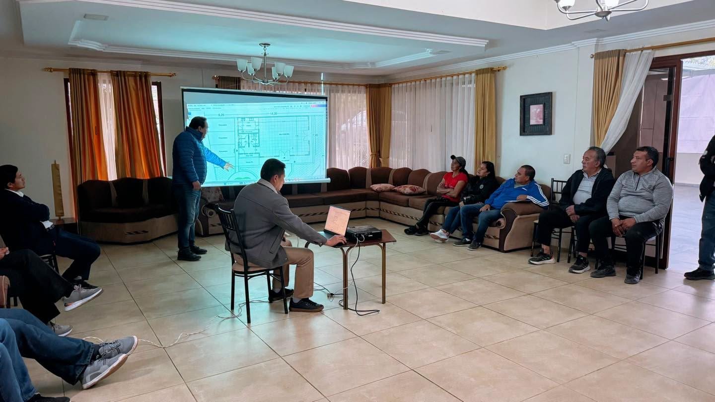Alcalde Paulo Cantos Cañizares presentando a la comunidad de Monjas el proyecto de la nueva Casa Comunal