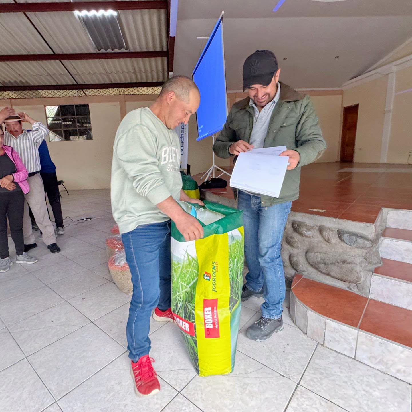 El concejal MVZ Edgar Barba entrega un saco de insumos a uno de los beneficiarios del programa