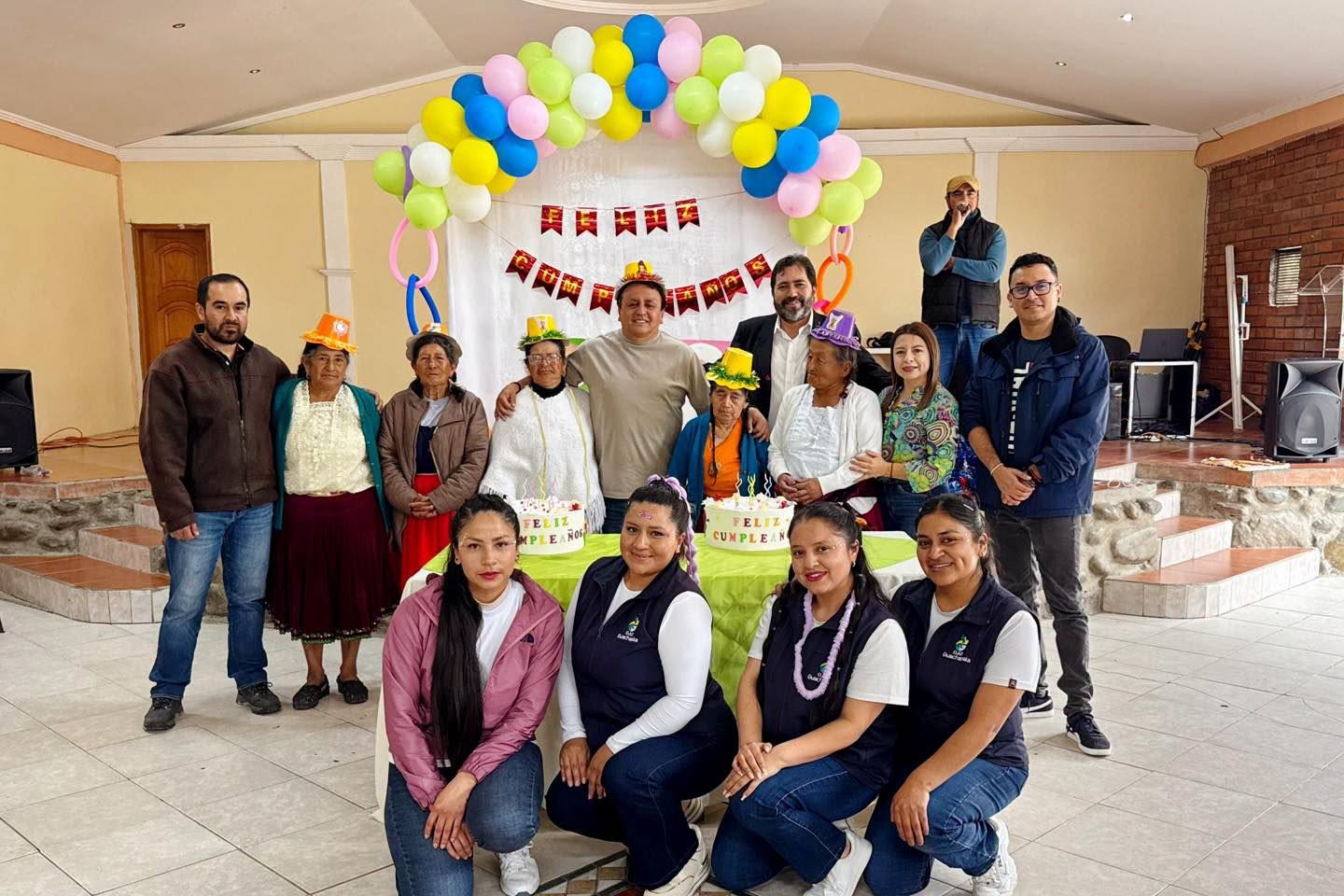 Foto general de la celebración de cumpleaños con los cumpleañeros, personal municipal y autoridades del cantón