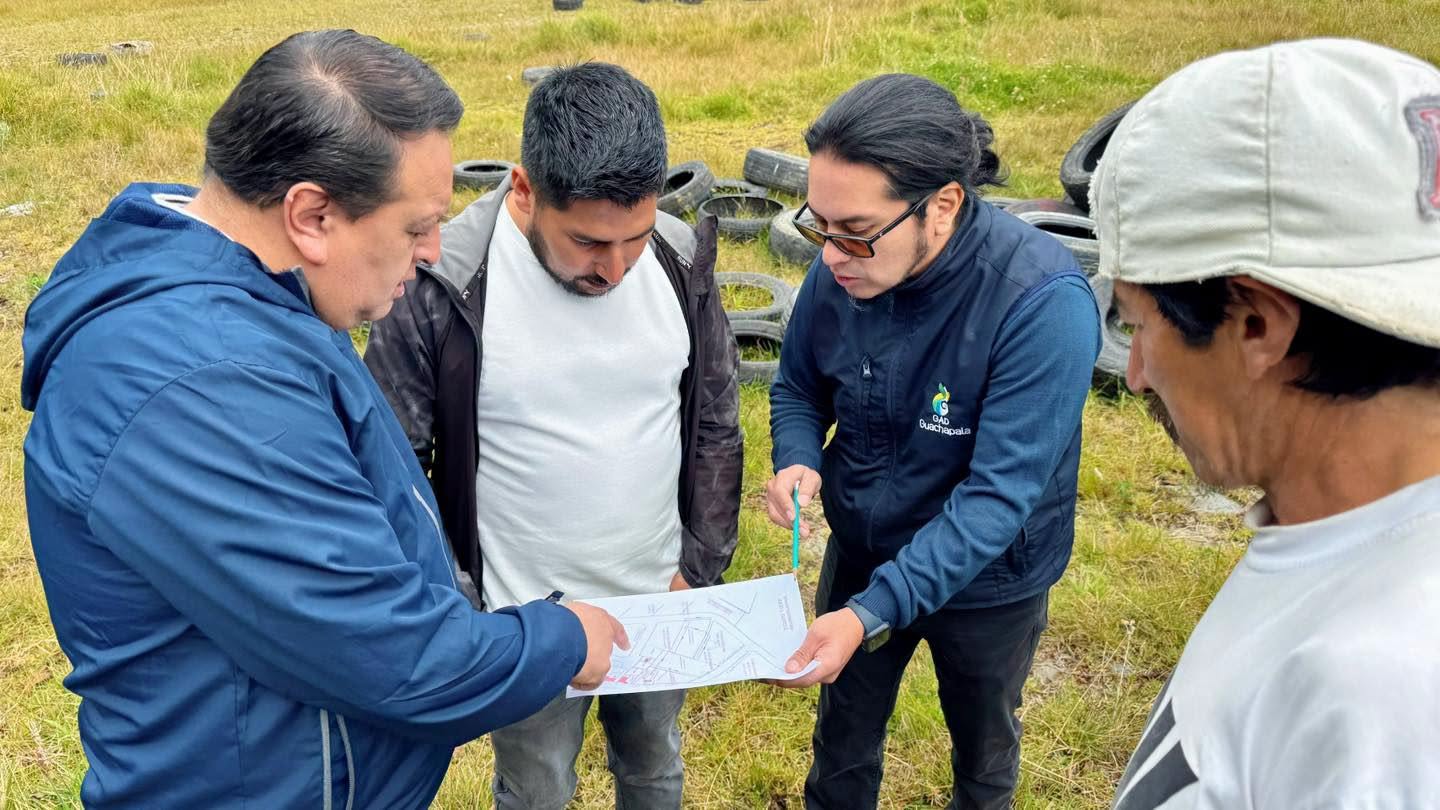 Alcalde Paulo Cantos Cañizares y técnicos municipales revisando el plano de la obra en Andacocha