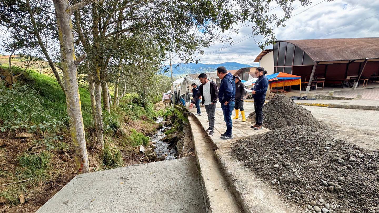 Alcalde Paulo Cantos Cañizares observando los trabajos ejecutados en Andacocha