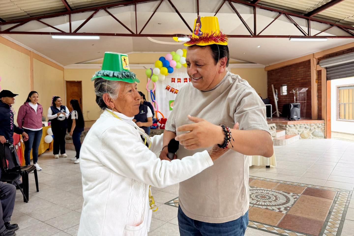 El alcalde bailando con una adulta mayor durante la jornada de celebración de cumpleaños