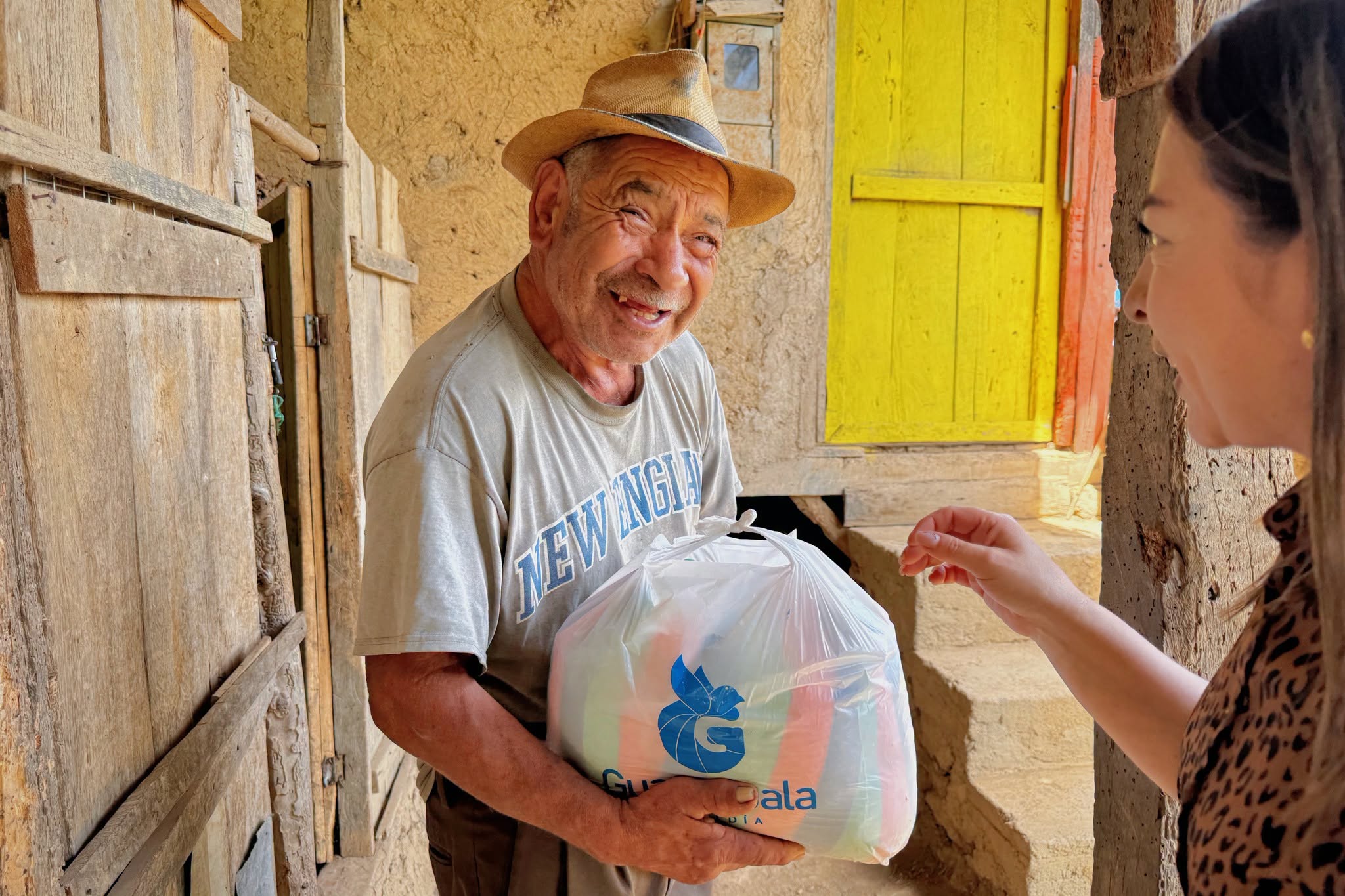 Don Víctor Manuel Monrroy, de 83 años, recibe una ración de alimentos durante una visita en el sector Yuyul