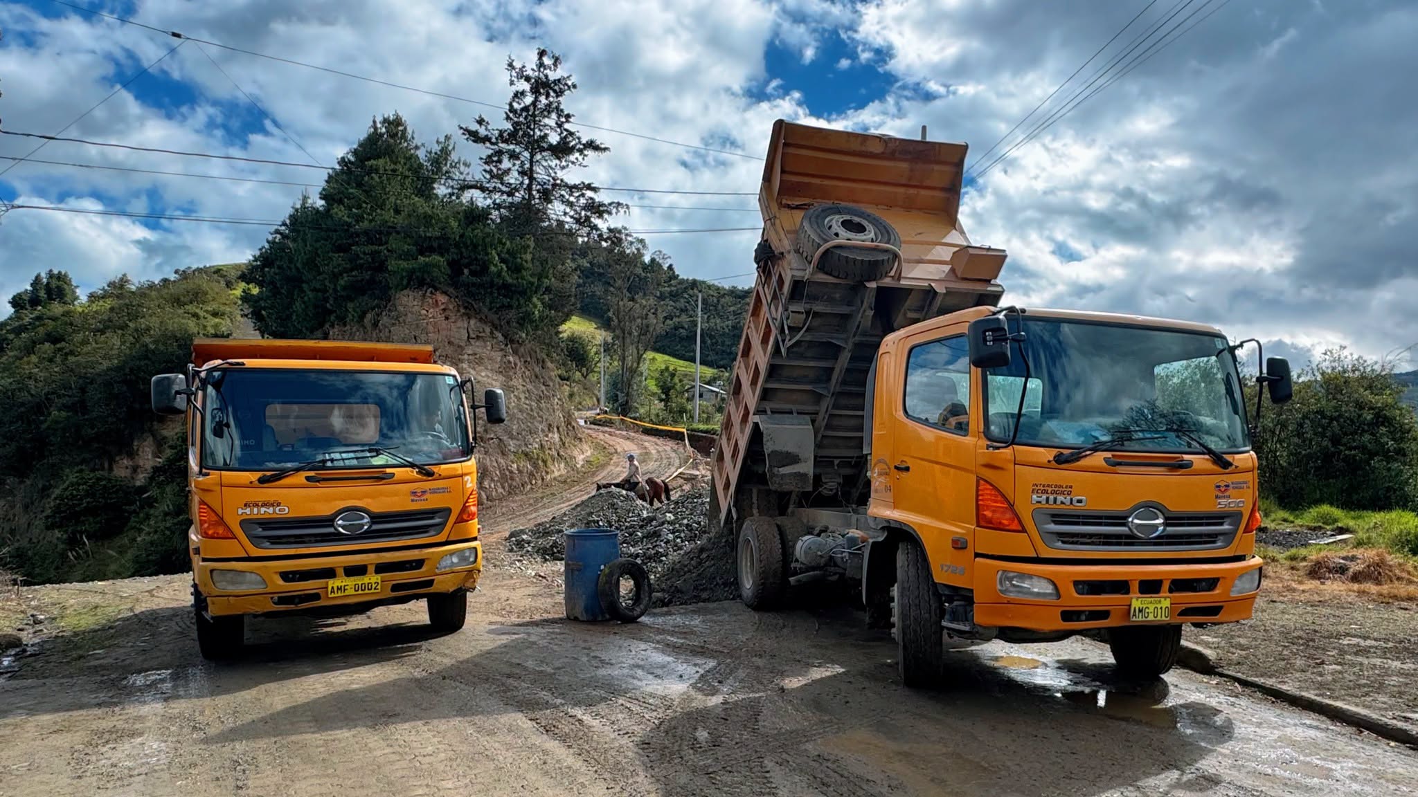Volquetas municipales durante los trabajos en la vía Ñuñurco – Don Julo – Santa Rosa
