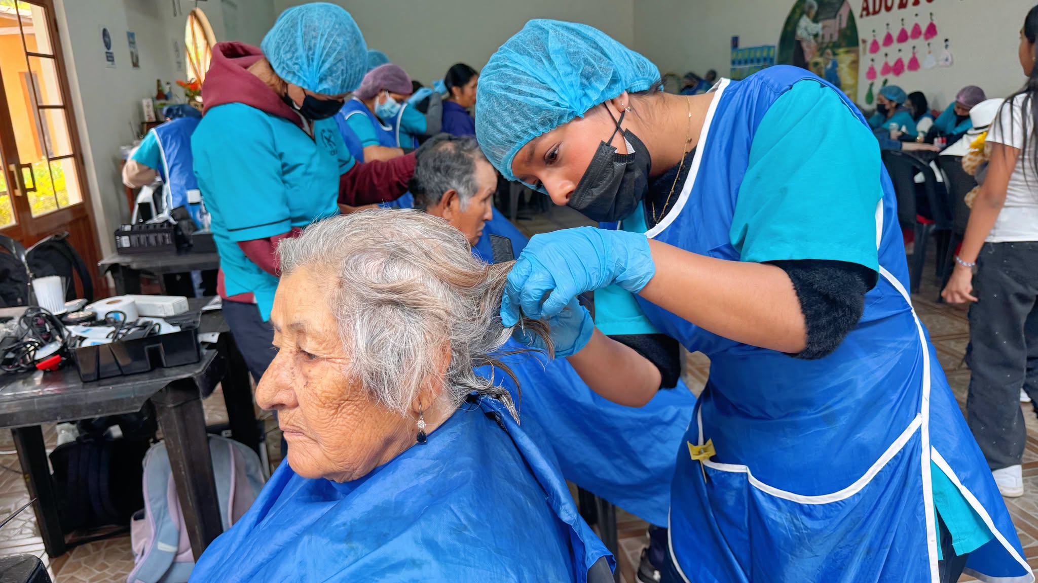Adulta mayor recibiendo cuidado y coloración del cabello durante la jornada de autocuidado