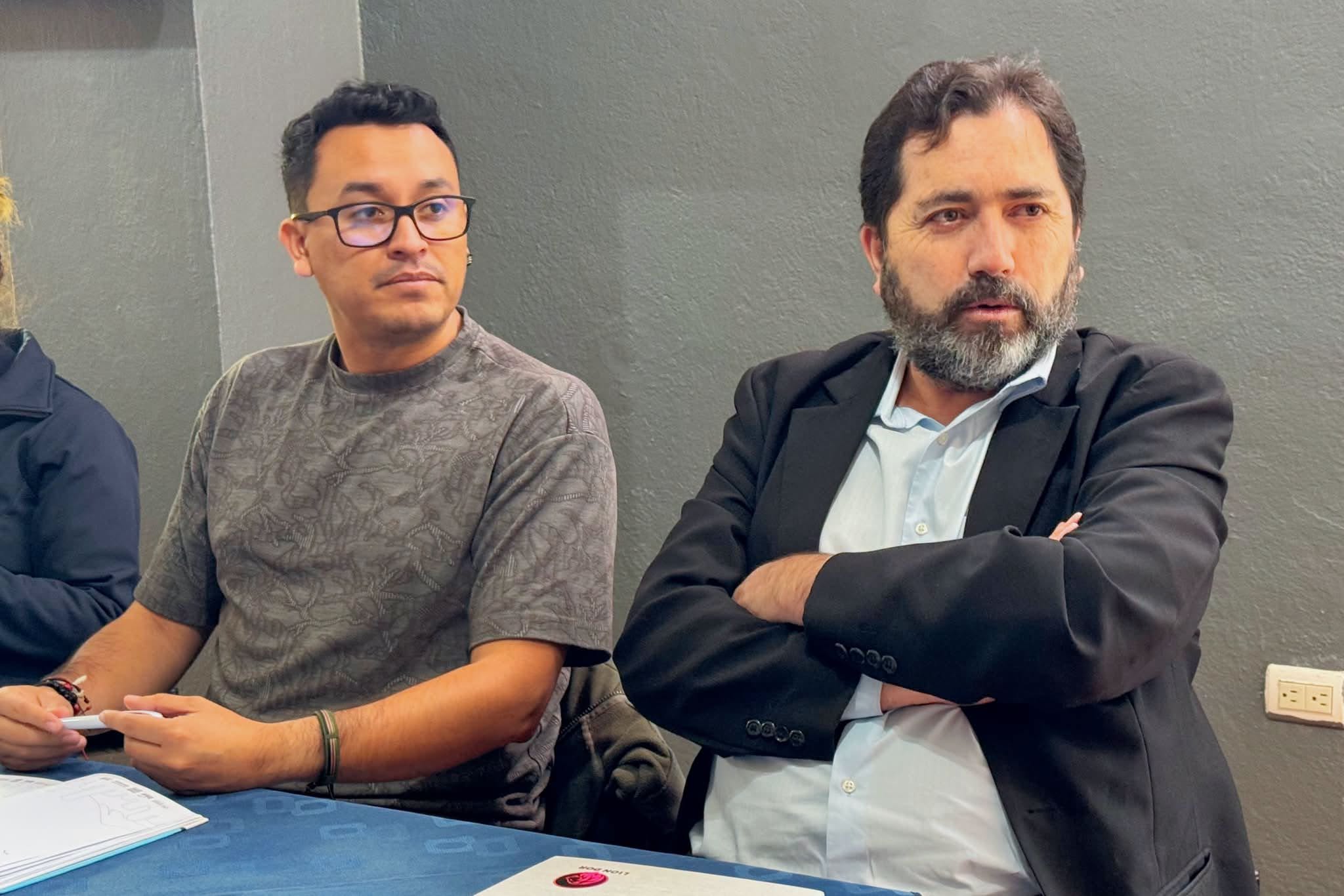 Representantes de la Prefectura del Azuay durante la socialización y mesa de trabajo sobre movilidad humana