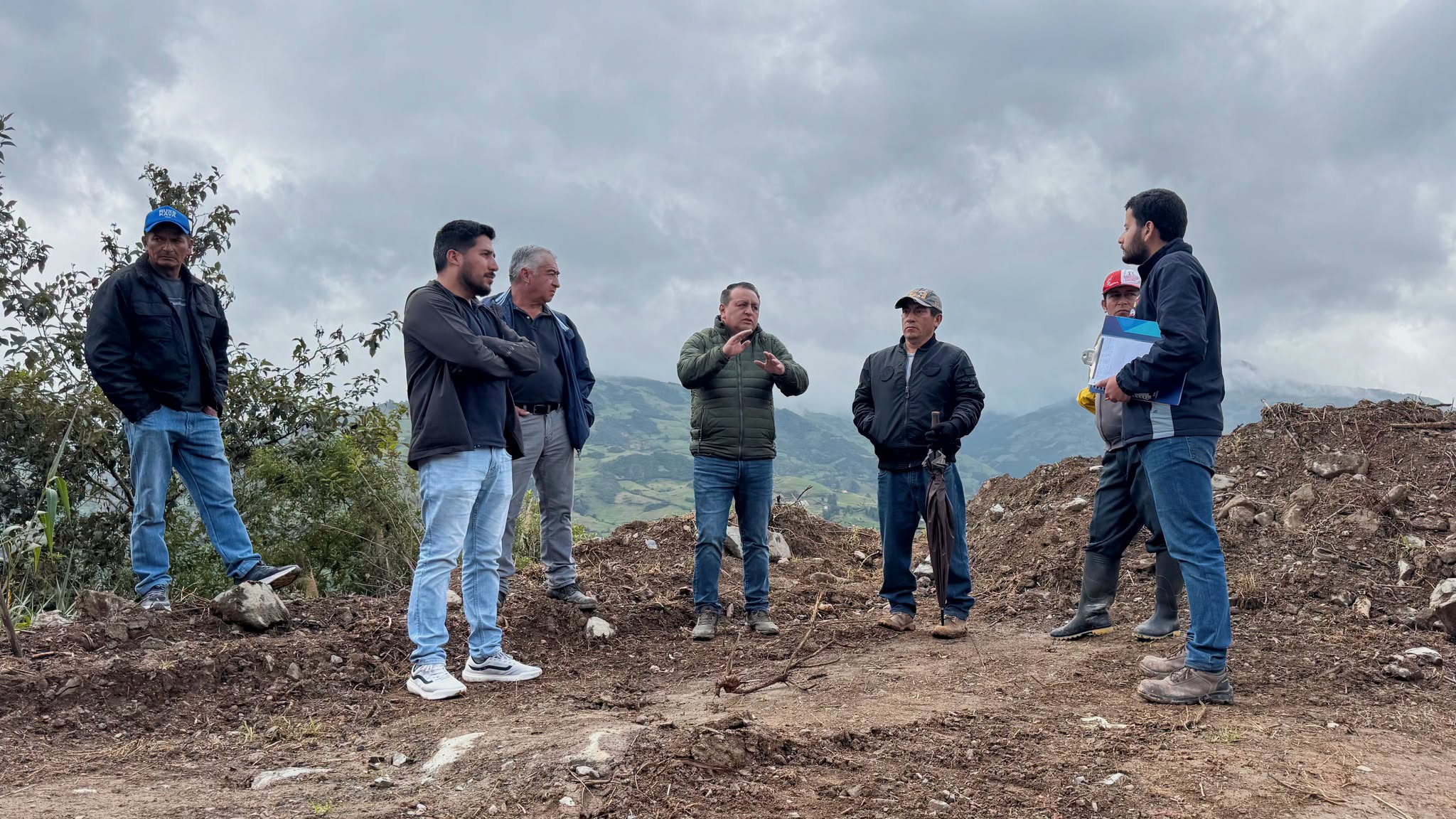 Alcalde, personal de la Prefectura del Azuay y moradores reunidos durante el recorrido en la vía Ñuñurco – Don Julo – Santa Rosa
