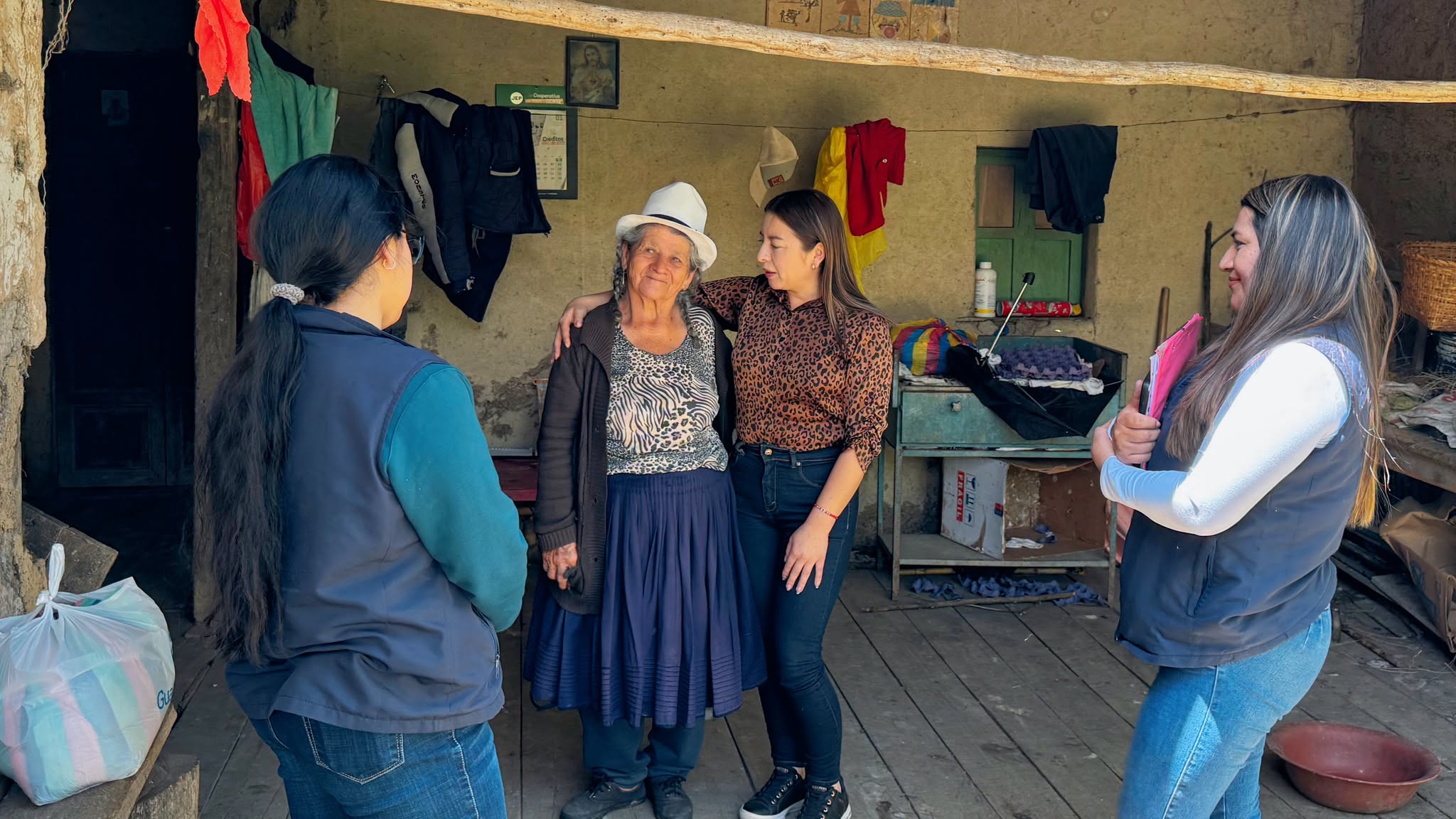 Señora Berthita Pastuzo, de 86 años, durante una visita domiciliaria en la comunidad de Guasag