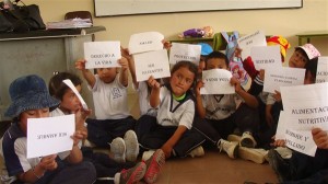 Patricia Chocho ejerce como facilitadora para la ejecución de los talleres en los Centros Educativos del cantón 