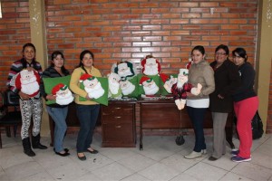 Orgullosas el grupo de participantes exhiben los trabajos efectuados