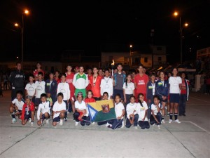 El grupo de Atletas que participaron en la carrera posaron orgullosos luego de cumplida la actividad