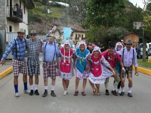 Grupos de amigos, jorgas, clubs deportivos, organizaciones barriales y comunitarias  participaron en el desfile luciendo coloridos atuendos