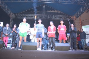 Los atletas en el escenario para la entrega oficial del pergamino