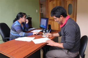 Oswaldo Oyos suscribe el documento para la entrega de la primera matricula