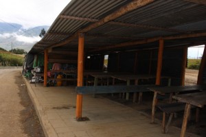 Los locales comerciales temporalmente fueron reubicados en las orillas de la entrada principal al santuario 