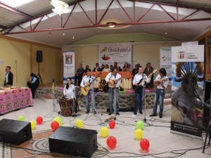 El Grupo de Música Folklórica “INTIWAMAN” cautico con sus interpretaciones al público presente