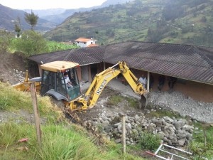 Los trabajos de mejoramiento se cumplen en la casa comunal de Sacre