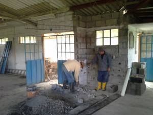 Los trabajos de mejoramiento se cumplen en la casa comunal de Sacre 2