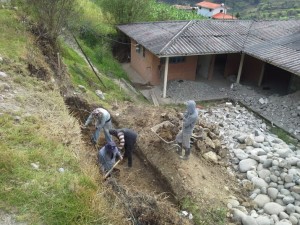 Los trabajos de mejoramiento se cumplen en la casa comunal de Sacre 