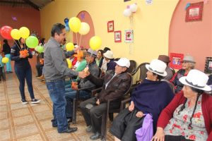 El Ing. Raúl Delgado, alcalde de Guachapala, entrego un presente a todos los padres homenajeados.