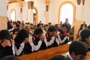 El Santuario de Andacocha permaneció completamente lleno durante la eucaristía. 