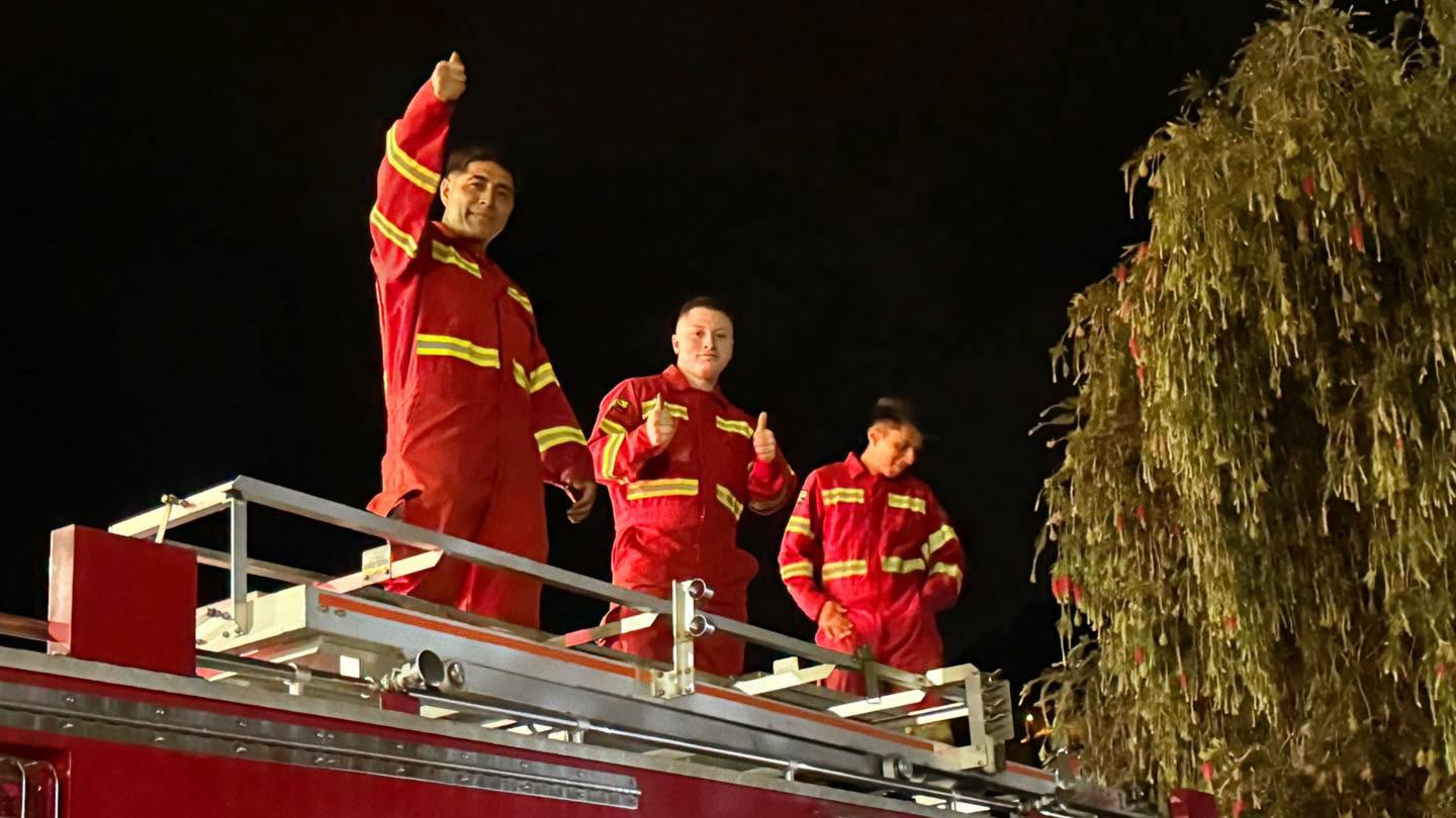 Bomberos de Guachapala durante el recibimiento de la nueva unidad