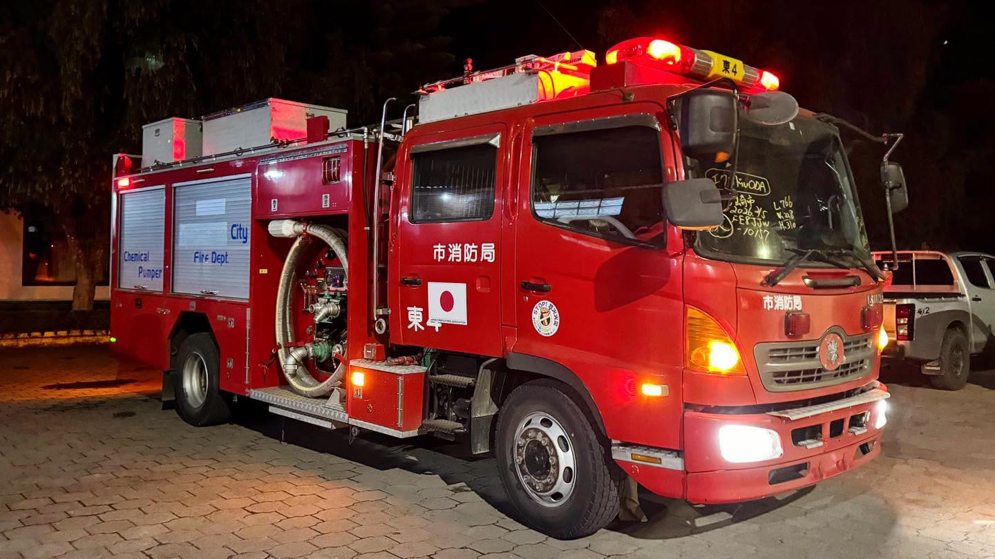 Cuerpo de Bomberos de Guachapala durante la llegada de la nueva unidad